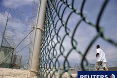 El Congreso prohíbe llevar a reos de Guantánamo a suelo de EEUU Un detenido de guantánamo corre en una zona destinada a hacer ejercicio en Guantánamo, el 27 de abril de 2010.