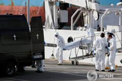 La UE promete actuar tras la tragedia migratoria del Mediterráneo Personal guardacostas de Italia llevan el cadáver de un inmirante del barco Bruno Gregoretti eb Senglea, en el puerto de Valletta, 20 de abril de 2015