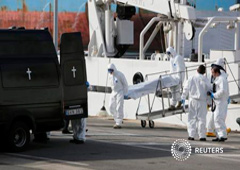Personal guardacostas de Italia llevan el cadáver de un inmirante del barco Bruno Gregoretti eb Senglea, en el puerto de Valletta, 20 de abril de 2015