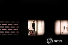 El Gobierno catalán admite que las últimas operaciones «alteran» el referéndum Un guardia civil es fotografiado en el interior del edificio de la consejería de Economía de la Generalitat de Cataluña en Barcelona el 21 de septiembre de 2017