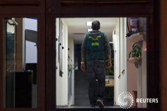 Las expresidentas madrileñas Aguirre y Cifuentes, investigadas por corrupción Un guardia civil entra en el ayuntamiento de Valdemoro en una redada anticorrupción de la "Operación Púnica" en las afueras de Madrid, el 27 de octubre de 2014.