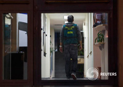 Un guardia civil entra en el ayuntamiento de Valdemoro en una redada anticorrupción de la 