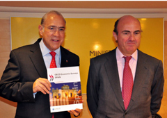 Luis de Guindos y José Ángel Gurría (secretario general de la OCDE) tras la presentación del informe