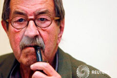 Muere a los 87 años Günter Grass, autor de «El tambor de hojalata» Grass fuma en pipa durante una rueda de prensa para presentar su libro "Pelando la cebolla", en Madrid el 21 de mayo de 2007