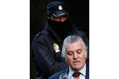 El juez de Gürtel asume el caso Bárcenas tras encontrarse nexos Bárcenas sale de la Audiencia Nacional tras declarar anteel juez en Madrid, el 25 de febrero de 2013