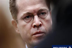 Dimite el ministro de Defensa alemán Guttenberg acude a una reunión de la CSU en Munich el 28 de febrero de 2011.