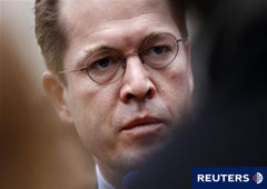 Guttenberg acude a una reunión de la CSU en Munich el 28 de febrero de 2011.