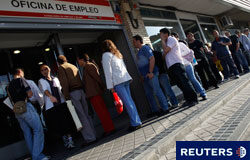 Prórroga en el Programa Temporal de Protección por Desempleo e Inserción Varias personas hacen cola en una oficina del INEM