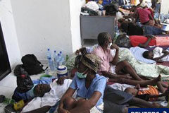 Los muertos por cólera en Haití superan los 250 Hatianos sufriendo de cólera esperan junto a familiares a ser atendidos en un hospital local en la ciudad de Saint Marc, el 22 de octubre de 2010.