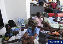 Hatianos sufriendo de cólera esperan junto a familiares a ser atendidos en un hospital local en la ciudad de Saint Marc, el 22 de octubre de 2010.