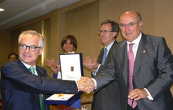 Gran Cruz al Mérito en el Servicio de la Abogacía al Presidente de la UIA, Héctor Díaz-Bastien. Gran Cruz al Mérito en el Servicio de la Abogacía al Presidente de la UIA, Héctor Díaz-Bastien. Héctor Díaz-Bastien, presidente de la Unión Internacional de Abogados recibiendo La Gran Cruz al Mérito en el Servicio de la Abogacía