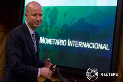 El FMI aplaude el crecimiento de España y pide no cejar en reformas El asesor del Fondo Monetario Internacional, Helge Berger, llega a la rueda de prensa en la sede del Banco de España en Madrid el 8 de junio de 2015