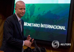 El asesor del Fondo Monetario Internacional, Helge Berger, llega a la rueda de prensa en la sede del Banco de España en Madrid el 8 de junio de 2015