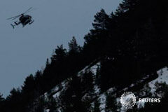 Uno de los pilotos del avión siniestrado no pudo regresar a la cabina: NYT Un helicóptero de rescate francés sobrevuela los Alpes en una operación de rescate en el lugar del accidente del Airbus A320, cerca de Seyne-les-Alpes, el 24 de marzo de 2015