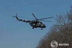 Rusia dice que Kiev se enfrentará a la justicia por un «crimen sangriento» Un helicóptero ucraniano vuela cerca de la población de Malinivka, en el este de Ucrania, el 25 de abril de 2014