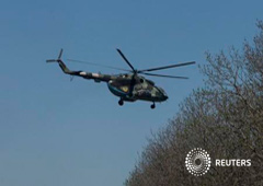 Un helicóptero ucraniano vuela cerca de la población de Malinivka, en el este de Ucrania, el 25 de abril de 2014