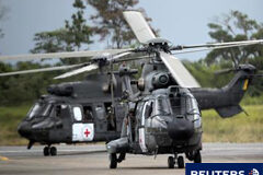 Las FARC liberan al primero de los cinco rehenes prometidos Dos helicópteros brasileños en el aeropuerto de Villavicencio el 8 de febrero. Los helicópteros participaban en la misión humanitaria.