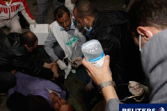 Muere un manifestante en Yemen tras un ataque de la policía Un hospital improvisado en las afueras de la Universidad de Sanaa, después de que la policía yemení abrió fuego contra los manifestantes en la capital, Sanaa, el martes, hiriendo al menos a 65 personas que se manifestaban para el fin del gobierno de 32 añ