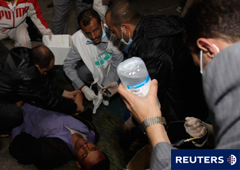 Un hospital improvisado en las afueras de la Universidad de Sanaa, después de que la policía yemení abrió fuego contra los manifestantes en la capital, Sanaa, el martes, hiriendo al menos a 65 personas que se manifestaban para el fin del gobierno de 32 añ