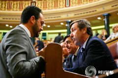 El PSOE pide subir el salario mínimo un 8% a cambio de apoyar el objetivo de déficit Hernando habla con el portavoz parlamentario del PP, Rafael Hernando, en el Congreso de los Diputados el 23 de noviembre de 2016