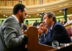 Hernando habla con el portavoz parlamentario del PP, Rafael Hernando, en el Congreso de los Diputados el 23 de noviembre de 2016