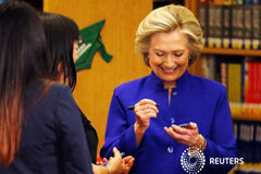 Clinton pide vía a la ciudadanía para indocumentados en EEUU Hillary Clinton da un autógrafo en Rancho High School en Las Vegas el 5 de mayo de 2015