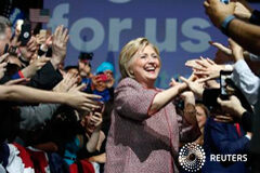Trump y Clinton ganan primarias de Nueva York, se acercan a la nominación La precandidata demócrata Hillary Clinton saluda a la gente en Manhattan, EEUU, el 19 de abril de 2016