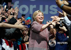 La precandidata demócrata Hillary Clinton saluda a la gente en Manhattan, EEUU, el 19 de abril de 2016