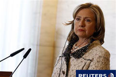 Clinton dice que EEUU debe seguir trabajando con Pakistán Clinton asiste a una reunión con el ministro de Exteriores italian, Franco Frattini, en Roma el 5 de mayo de 2011.