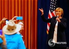 Clinton saluda a sus seguidores en un debate de candidatos demócratas en la campaña presidencial 2016 en Las Vegas, Nevada, el 13 de octubre de 2015