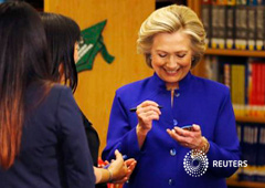 Hillary Clinton da un autógrafo en Rancho High School en Las Vegas el 5 de mayo de 2015