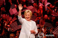 Clinton y Trump marcan las líneas para una dura campaña por la Casa Blanca La precandidata demócrata Hillary Clinton saluda durante un mitin en Brooklyn, Nueva York, el 7 de junio de 2016