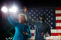 FBI absuelve a Clinton a dos días de la elección en EEUU, tras revisión de correos La candidata demócrata a la presidencia de Estados Unidos, Hillary Clinton, junto al jugador de baloncesto de los Cleveland Cavaliers LeBron James, en un acto de campaña en Cleveland, Estados Unidos. 6 de noviembre de 2016