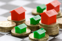 Un juez pondrá a prueba a toda la banca por las polémicas ‘cláusulas suelo’ de las hipotecas Un tablero de damas que en vez de fichas tiene monedas y encima de ellas las figuras de unas casas