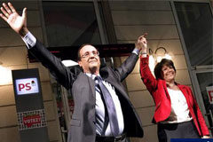Hollande, candidato socialista a la presidencia de Francia Hollande y su rival, Martine Aubry, en la sede del Partido Socialista en París