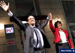Hollande y su rival, Martine Aubry, en la sede del Partido Socialista en París
