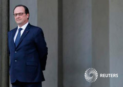 Hollande en las escaleras del Palacio del Elíseo en París el 2 de marzo de 2015