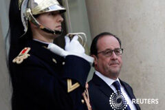 Francia pide formalmente ayuda europea en Siria, Irak y África El presidente francés, François Hollande, espera la llegada del secretario de Estado de EEUU, John Kerry, en el Palacio del Elíseo en París, el 17 de noviembre de 2015