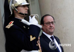 El presidente francés, François Hollande, espera la llegada del secretario de Estado de EEUU, John Kerry, en el Palacio del Elíseo en París, el 17 de noviembre de 2015
