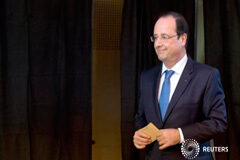 Hollande quiere cambiar el foco de la UE tras el triunfo ultraderechista François Hollande acude a votar el 25 de mayo en París