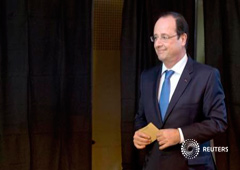 François Hollande acude a votar el 25 de mayo en París