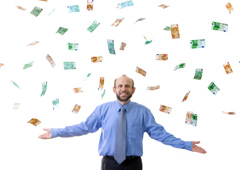 Un hombre con los brazos abiertos y sobre él billetes de distintos euros