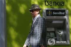 Bankia recibirá fondos del FROB el 14 de septiembre- fuente un hombre pasa junto a un cajero de Bankia