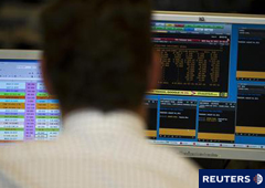 un operador español observa unas pantallas durante una subasta de bonos en Madrid, el 4 de agosto de 2011