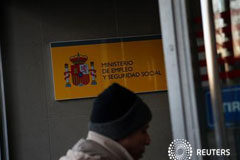 El paro lidera las preocupaciones de los españoles En la imagen, un hombre entra en una oficina de empleo en Madrid, el 3 de enero de 2013