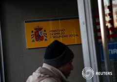 En la imagen, un hombre entra en una oficina de empleo en Madrid, el 3 de enero de 2013