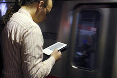 La UE se muestra abierta a llegar a un acuerdo sobre ‘e-books’ un hombre lee un libro electrónico en Cambridge (EEUU) el 18 de marzo de 2011