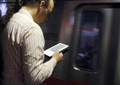 un hombre lee un libro electrónico en Cambridge (EEUU) el 18 de marzo de 2011