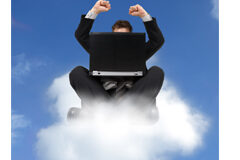 Para no estar en las nubes hay que estar “en la nube” Un hombre con un ordenador encima de una nube