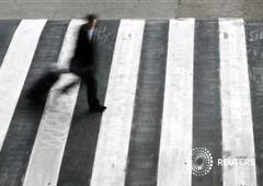 En esta imagen de archivo, un hombre cruza un pase de cebra en el aeropuerto de Barcelona, el 11 de junio de 2012